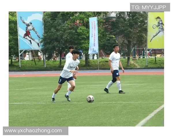 晚风轻拂梦中球场追逐足球明星的青春与热血故事